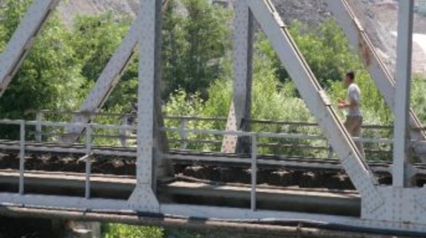 Demiryolu Ge&ccedil;idinden Tehlikeli Ge&ccedil;iş