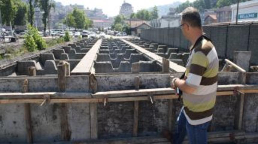 Tehlike Sa&ccedil;an Eski K&ouml;m&uuml;r Havuzlarının Etrafı Kapatılıyor