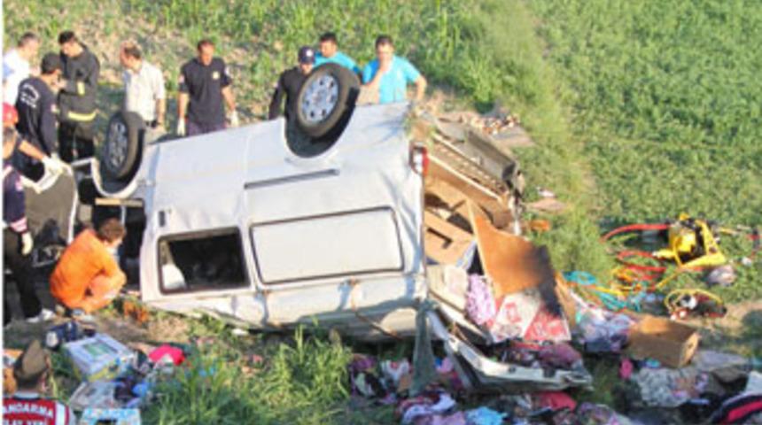 Mezuniyet d&ouml;n&uuml;ş&uuml; kaza; 2 &ouml;l&uuml;, 4 yaralı