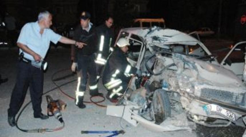 Otomobil Park Halindeki Kamyonete &Ccedil;arptı: 1 &Ouml;l&uuml;, 1 Yaralı