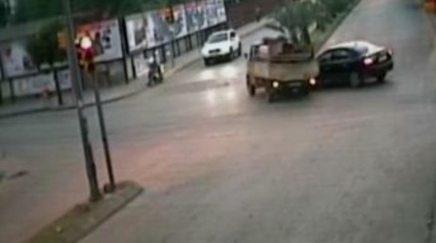 Kırmızı Işık İhlali Kazaya Neden Oldu