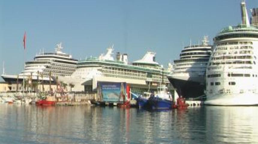 Kuşadası Limanı'na D&ouml;rt Transatlantik Birden Yanaştı