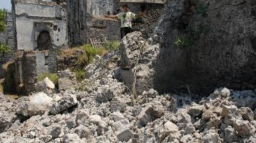 Deprem Kayak&ouml;y&rsquo;de Eski Yapıların Bazılarını Yıktı