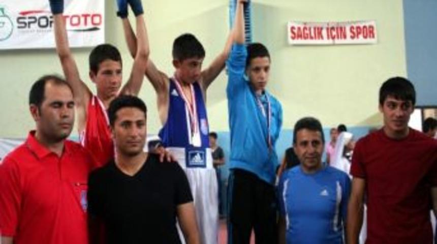 Kars&rsquo;ta D&uuml;zenlenen T&uuml;rkiye &Uuml;st Minikler Boks Şampiyonası&rsquo;na 590 Sporcu Katıldı