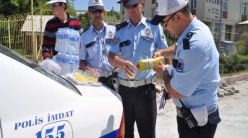 Polisten Uzun Yol S&uuml;r&uuml;c&uuml;lerine Soğuk I&ccedil;ecek Ikramı