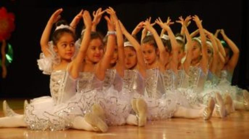 Miniklerin Yıl Sonu G&ouml;sterisi B&uuml;y&uuml;ledi