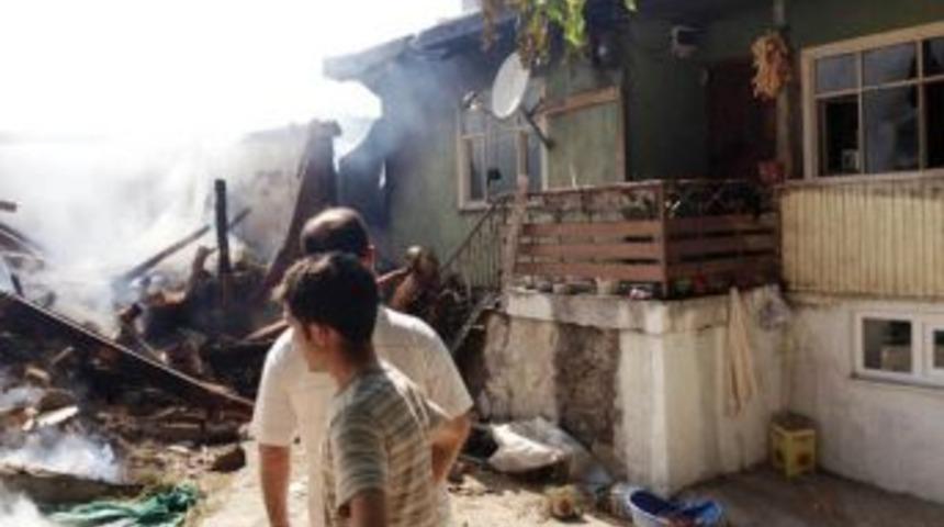 Taraklı'da Iki Katlı Ahşap Ev Yandı