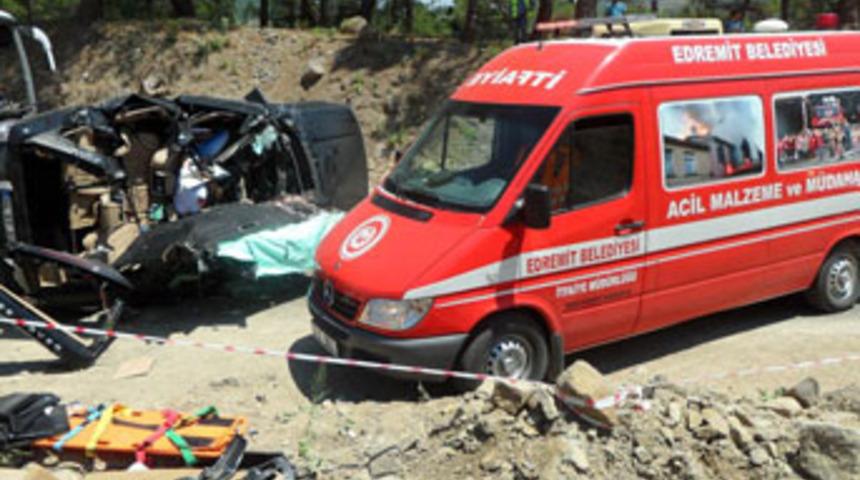 Balıkesir'de kaza; 3 &ouml;l&uuml;, 5 yaralı