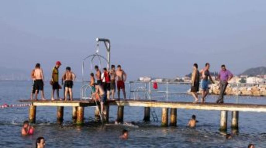 Karaosmanoğlu Mavi Bayraklı Plajı Elleriyle Temizledi