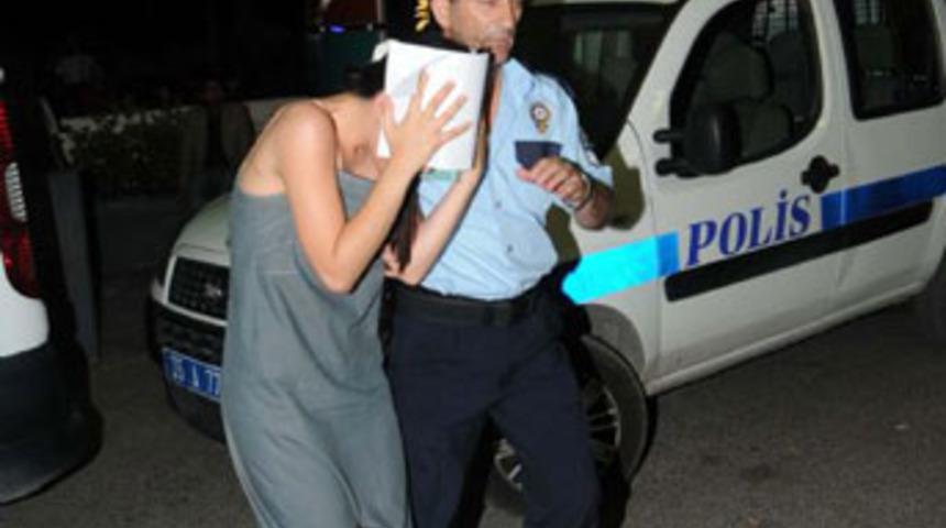 Genç kadın, evine giren hırsızla boğuştu