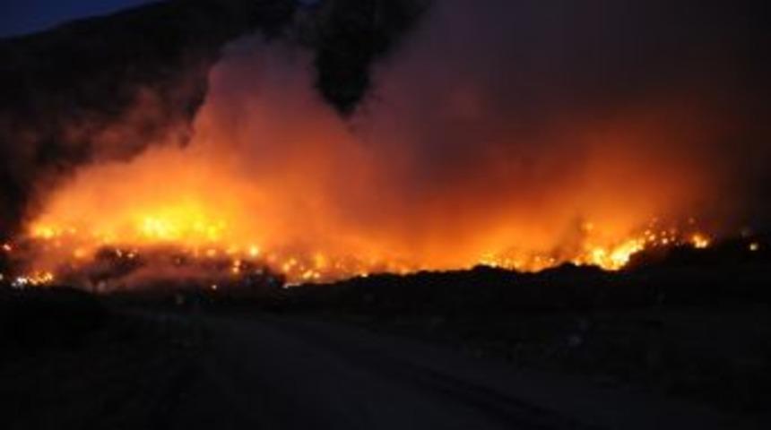 Manisa'da &Ccedil;&ouml;p Alanında Metan Gazı Sıkışması Sonucu Yangın &Ccedil;ıktı