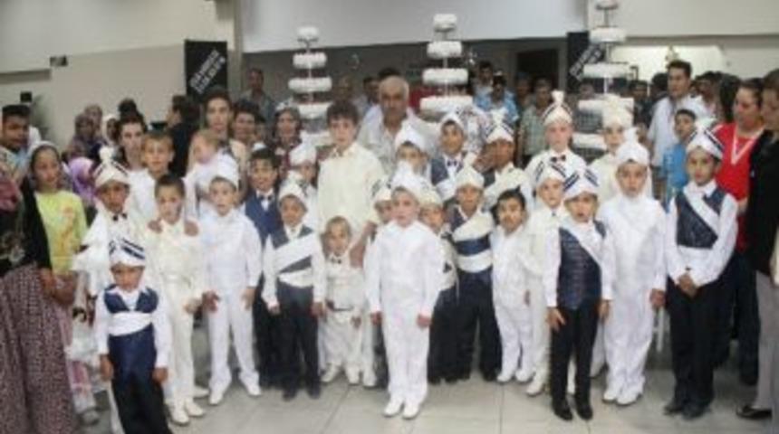 Akhisarlı Hayırsever İş Adamı 30 &Ccedil;ocuğu S&uuml;nnet Ettirdi