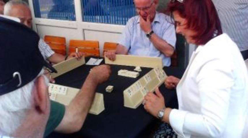 Başkan &Ccedil;er&ccedil;ioğlu Vatandaşla Okey Oynadı