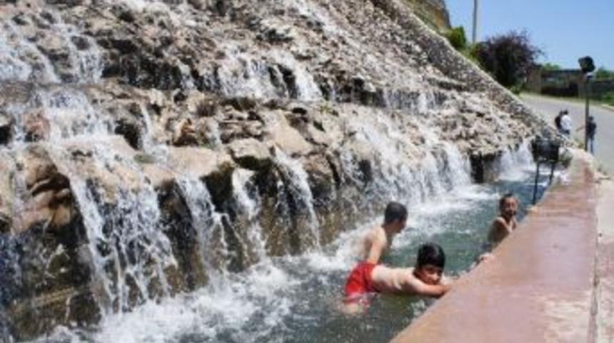 38 Derece Sıcak Altında Asfalt &Ccedil;alışmaları Devam Ediyor