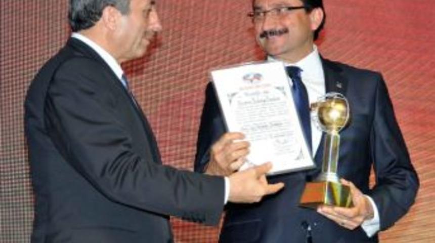 Başkan Ak'a &ldquo;yılın İl&ccedil;e Belediye Başkanı&rdquo; &Ouml;d&uuml;l&uuml;