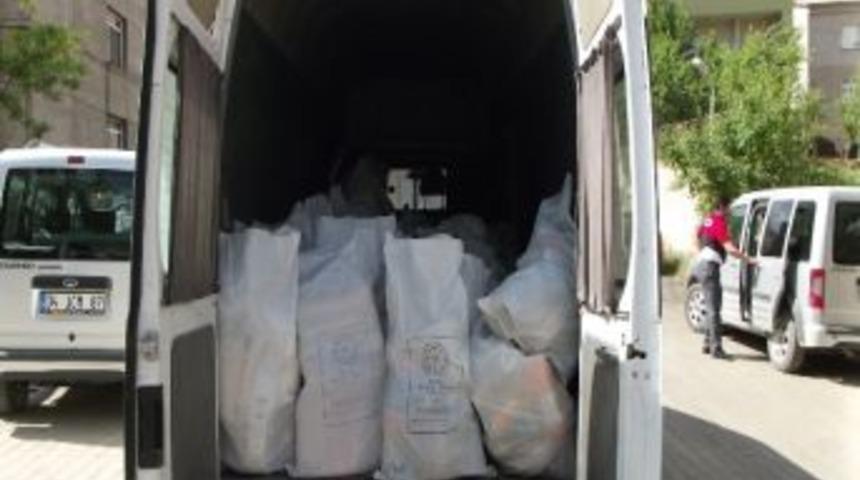 Hizan&rsquo;daki Vanlı Depremzede Ailelere Yardım