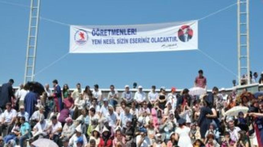 Eğitim Fak&uuml;ltesi Bin 800 Mezun Verdi