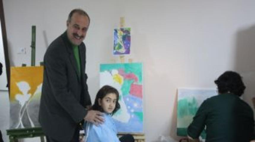 Kula'da, Resim Kursiyerleri İlk Sergilerini A&ccedil;tı