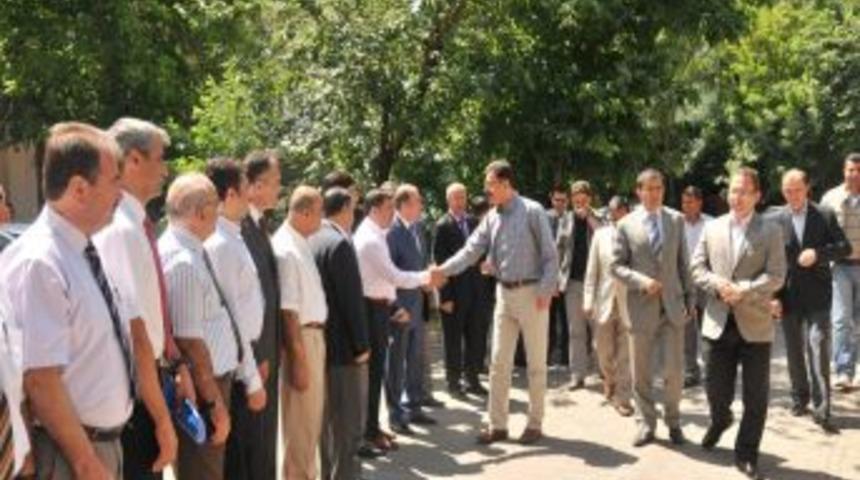 Vali Turhan: Y&ouml;neticiler Olarak Hepimiz Hizmetkarız