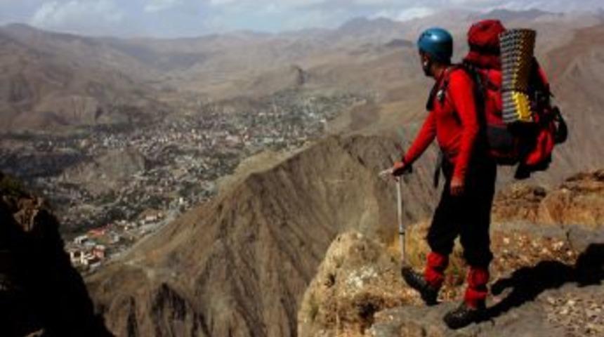Hakkari &Uuml;niversitesi'den S&uuml;mb&uuml;l Dağı Zirvesine &Ccedil;ağrı