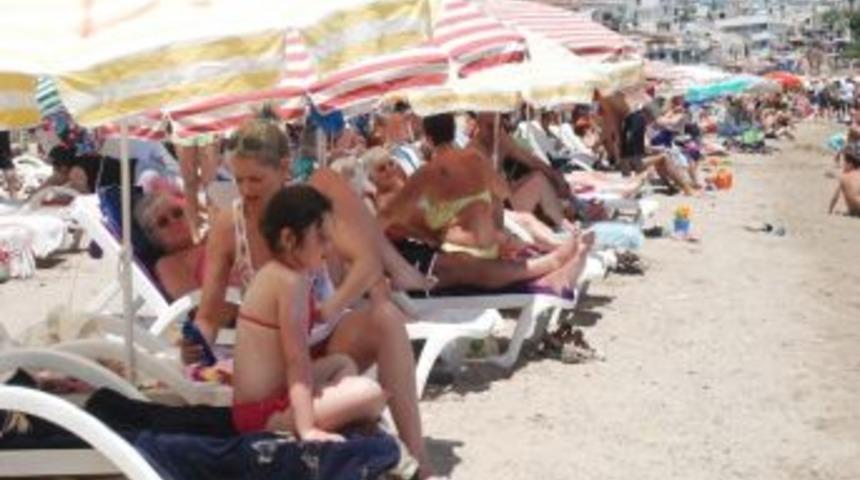 Didim&rsquo;de Sıcak Havadan Bunalanlar Soluğu Sahil Kenarında Aldı