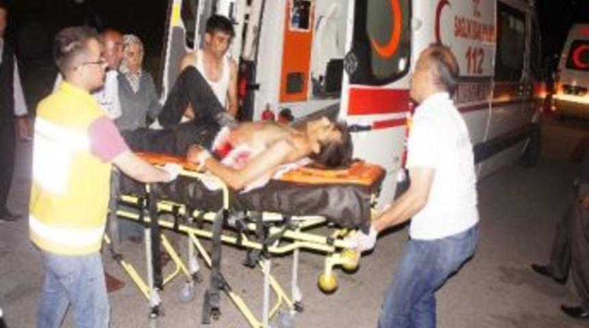 Yer Davası Y&uuml;z&uuml;nden &Ccedil;ıkan Kavgada Bı&ccedil;aklar Konuştu: 4 Yaralı