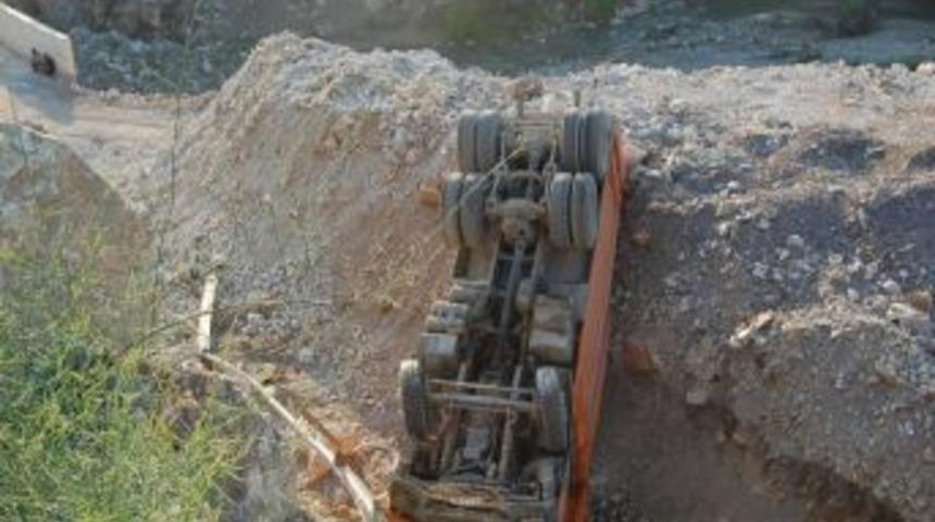 Freni Patlayan Kamyon U&ccedil;urumdan Yuvarlandı