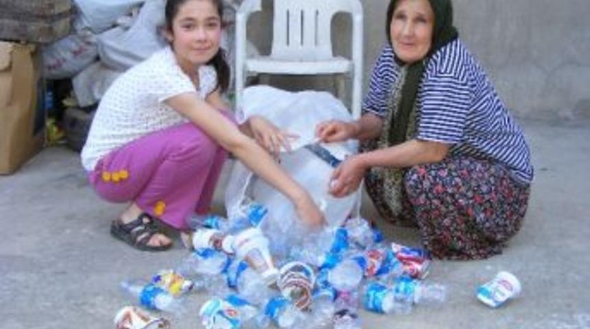 &Ccedil;&ouml;p Toplayarak &Ccedil;ocuklarına Bakıyor