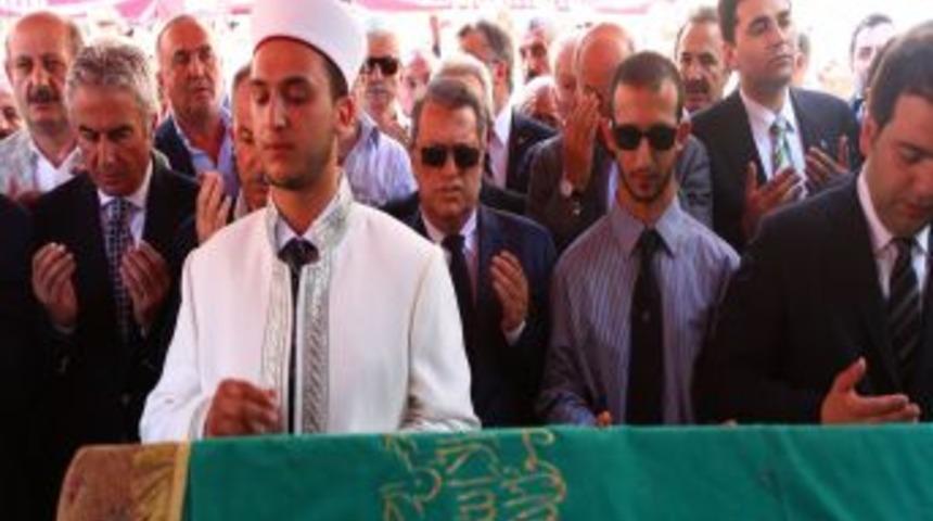 Mesut Yılmaz'ın Annesi G&uuml;zide Yılmaz, Son Yolculuğuna Uğurlandı