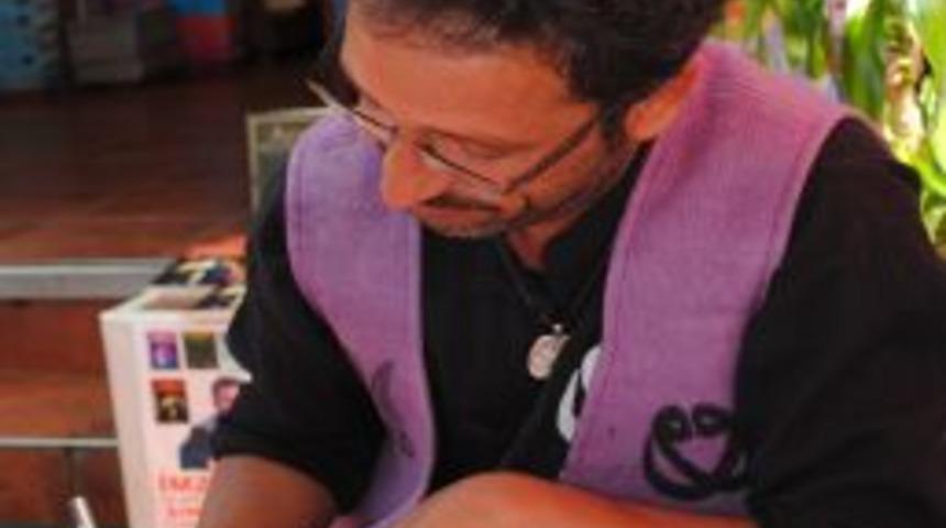 Yağmur: Dilde Yozlaşmanın &Ouml;n&uuml;ne, Osmanlıcanın Se&ccedil;meli Ders Olmasıyla Ge&ccedil;ebiliriz