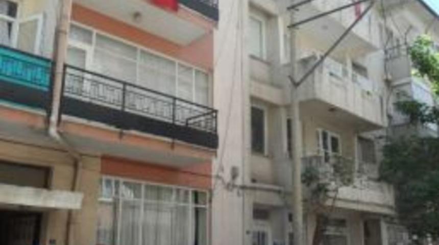 Edremit'te Park Halindeki Aracın &Uuml;zerine Moloz D&uuml;şt&uuml;