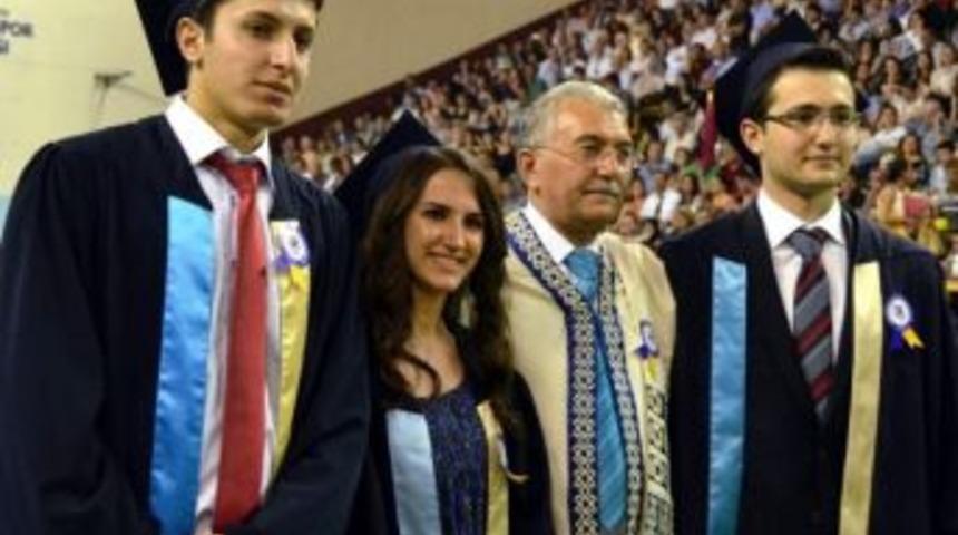 Esog&uuml;'de M&uuml;hendis Ve Mimarlar Mezun Oldu