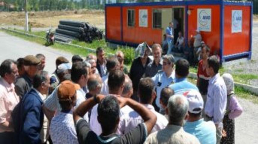 Simav&rsquo;da &Ouml;fkeli Depremzedeleri Kaymakam Yatıştırdı