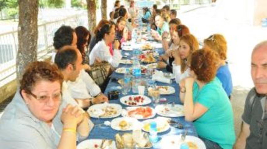 Gen&ccedil;, Veda Yemeğine Katıldı