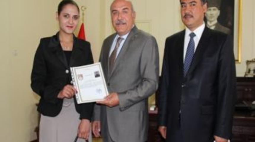 Başarılı Öğretmenleri Vali İpek Tarafından Ödüllendirdi