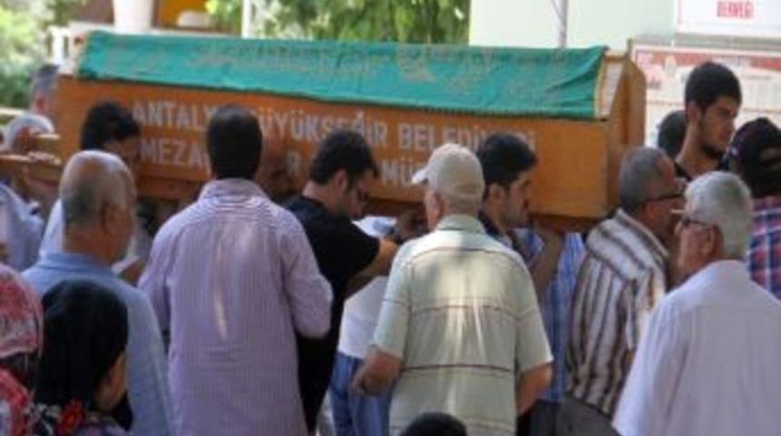 K&uuml;tahya'da Kaza Yapan Otob&uuml;s&uuml;n Şof&ouml;r&uuml; Antalya'da Toprağa Verildi