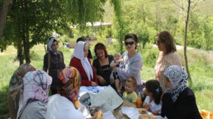 Kadınlar Emniyetin Pikniğinde Stres Attı