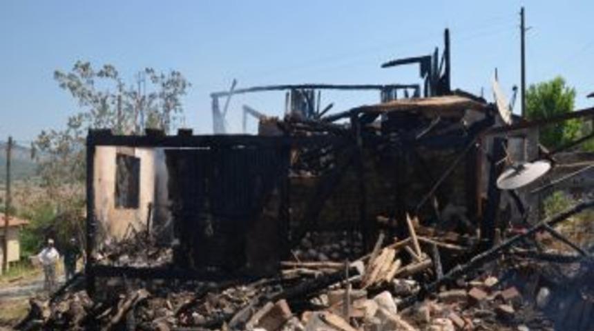 Nallıhan'da Yangın: 3 Ev, 1 Ahır K&uuml;l Oldu