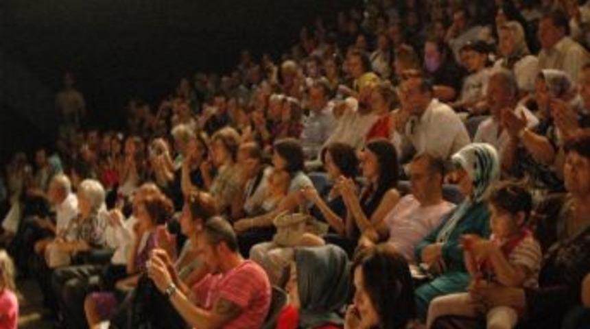 Kır&ccedil;i&ccedil;eklerinden Muhteşem Yılsonu G&ouml;sterisi