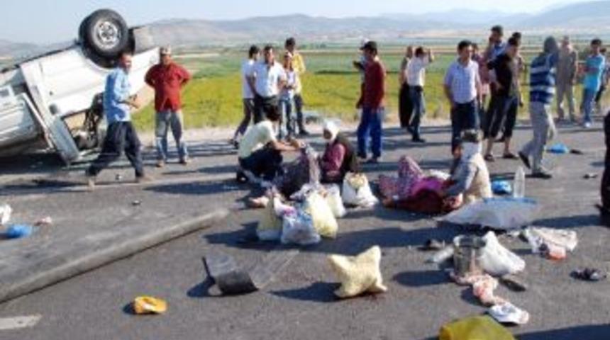 Tarım İş&ccedil;ilerini Taşıyan Kamyonetler Devrildi: 1 &Ouml;l&uuml;, 51 Yaralı