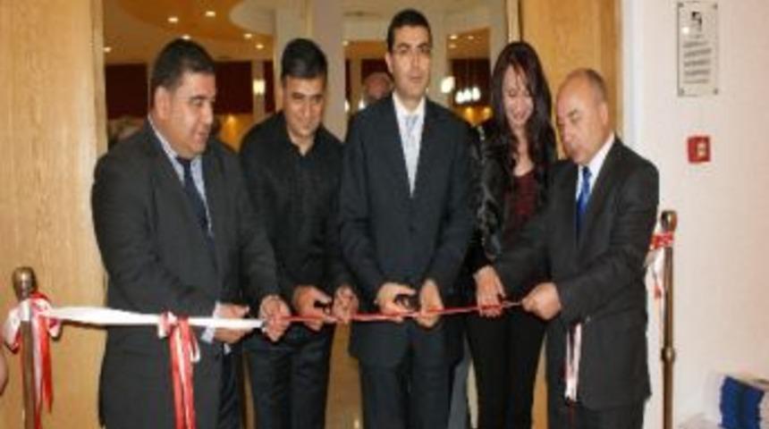 B&uuml;y&uuml;kel&ccedil;i Lakadamyalı, Kktc'li Ressam Hast&uuml;rk'&uuml;n Sergisini A&ccedil;tı