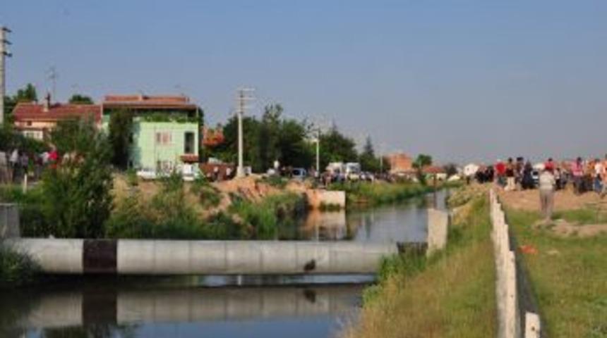 Sulama Kanalına Atlayan Gencin Cesedine 3 Saat Sonra Ulaşıldı