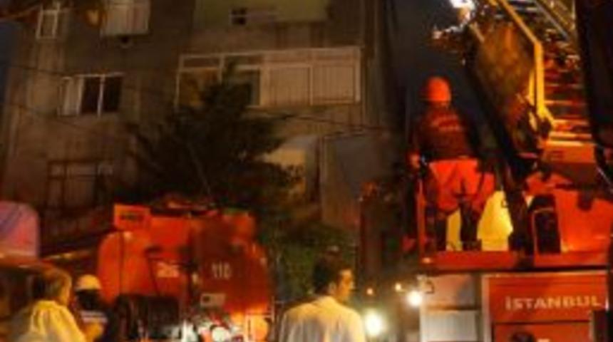 Yaşlı &Ccedil;iftin Kaldığı Dairedeki Yangın Paniğe Sebep Oldu