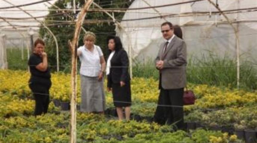 Vali Civelek, kadın &ccedil;ift&ccedil;ilerle birlikte