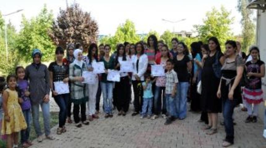 Nusaybin'de Kadın Sağlığı Eğitimi Programını Tamamlayan 12 Kursiyere Sertifikaları Verildi