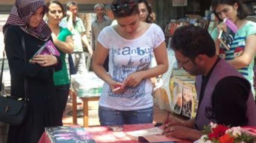 Sinan Yağmur kitaplarını imzaladı