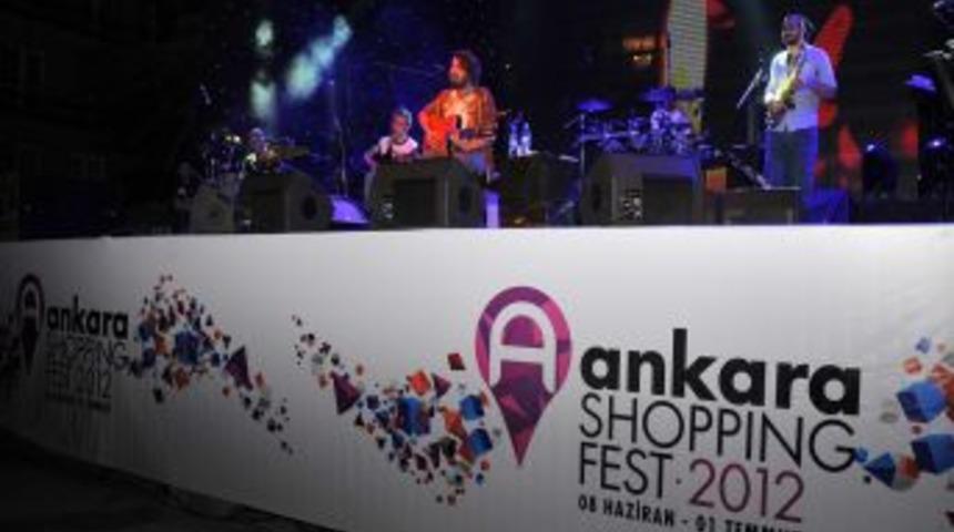 Halil Sezai Bah&ccedil;elievler&rsquo;de Binlerce M&uuml;zikseverle Buluştu