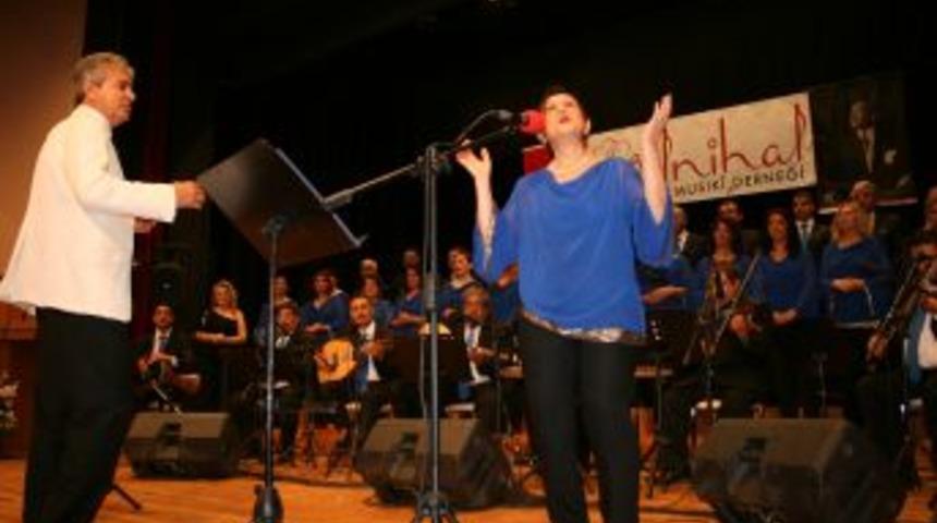 G&uuml;lnihal'den unutulmaz konser