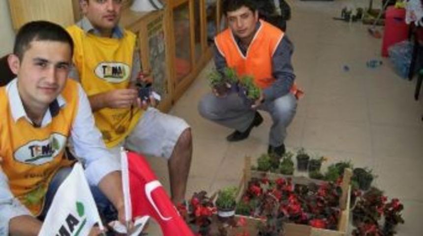 Gen&ccedil; Temalılar &Ouml;ğrencilere &Ccedil;i&ccedil;ek Dağıttı