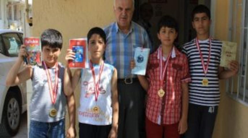 Sahabiye Muhtarlığı Başarılı &Ouml;ğrencilere Kitap Dağıttı